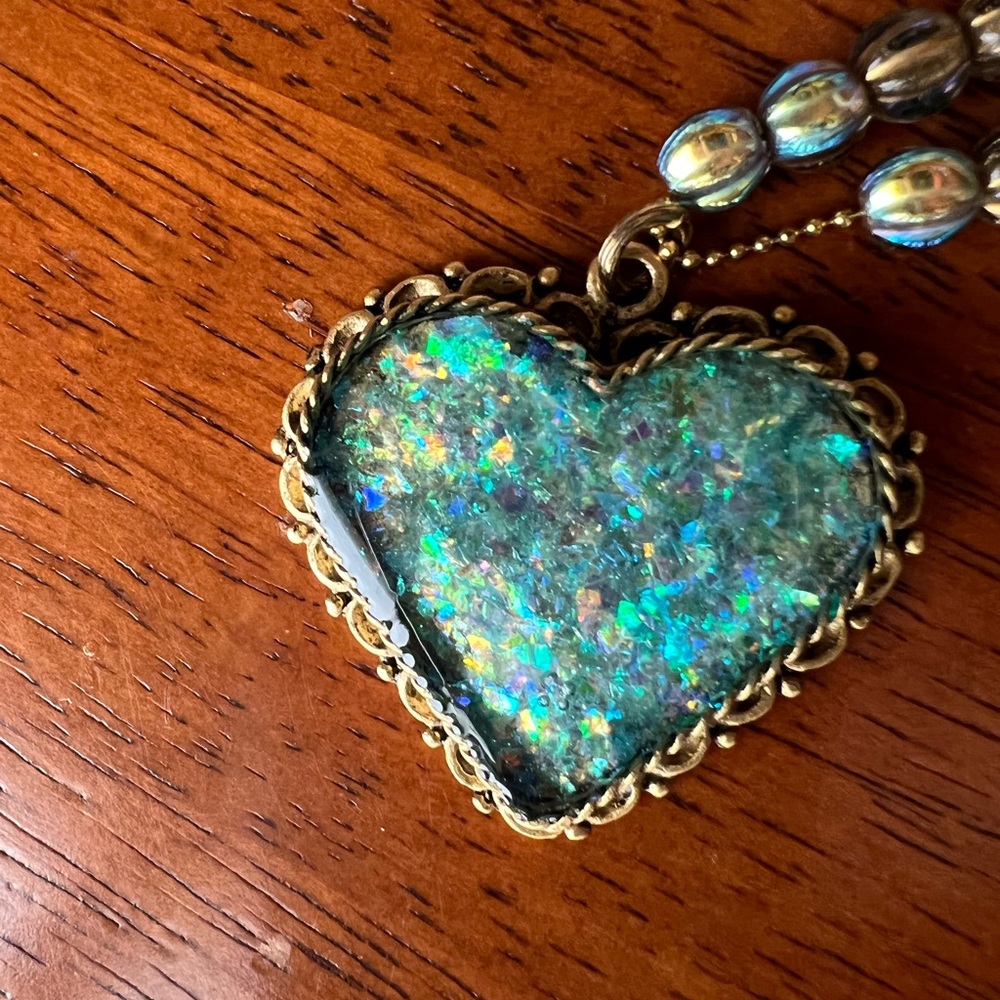 NWOT Shimmery Heart Necklace